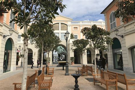 la reggia outlet caserta negozi prada|la reggia outlet.